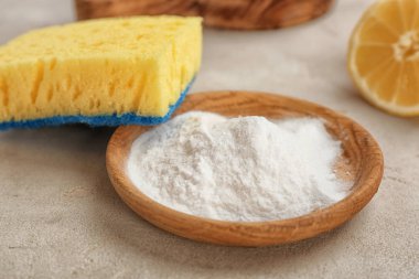 Soda ve sünger gri masada pişirme ile kase