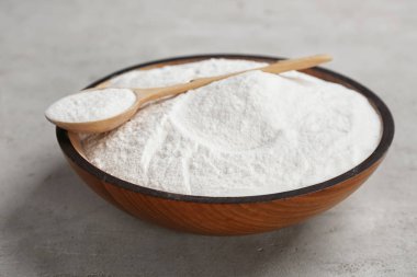 Kase ve kaşık kabartma tozu gri tablo ile