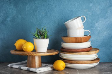 Renk arka plan karşı masada yemek ile kompozisyon. İç öğesi