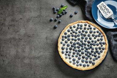 Lezzetli blueberry pasta ve metin gri tablo için yer düz yatıyordu kompozisyonu