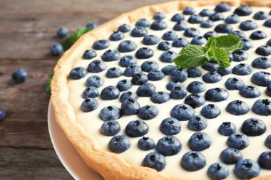 Ahşap masa üzerinde blueberry ile lezzetli kek
