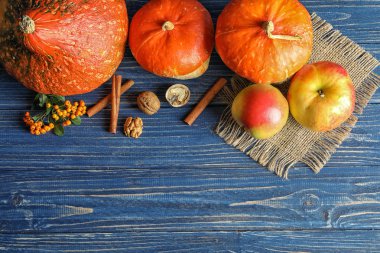 Ahşap arka plan, metin için yer ile düz yatıyordu kompozisyon üzerinde farklı balkabağı. Sonbahar tatil