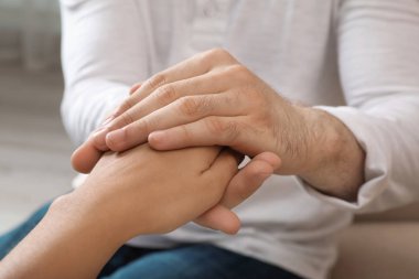 Adam kadının el holding portre. Kavramı destek ve yardım
