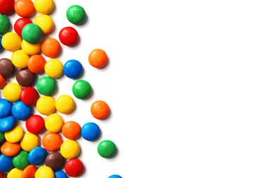 Beyaz arka planda, üstten görünüm lezzetli renkli şekerler
