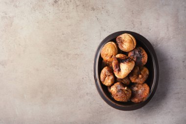 Gri arka plan, üstten görünüm üzerinde kurutulmuş incir ile top. Metin için yer