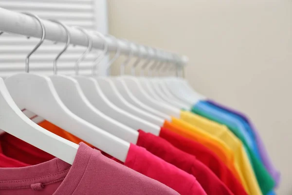 Rek Met Lichte Kleren Kamer Regenboogkleuren — Stockfoto