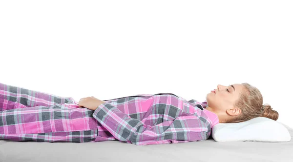 Schöne Frau Schläft Mit Orthopädischem Kissen Auf Dem Bett Vor — Stockfoto