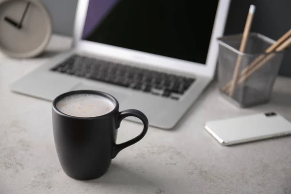 Zwarte Kop Met Koffie Kantoor Tafel Ruimte Voor Tekst — Stockfoto