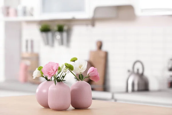 Vases Avec Belles Fleurs Sur Table Dans Intérieur Cuisine Espace — Photo