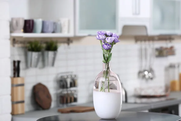 Vase Avec Belles Fleurs Sur Table Dans Cuisine Intérieure — Photo