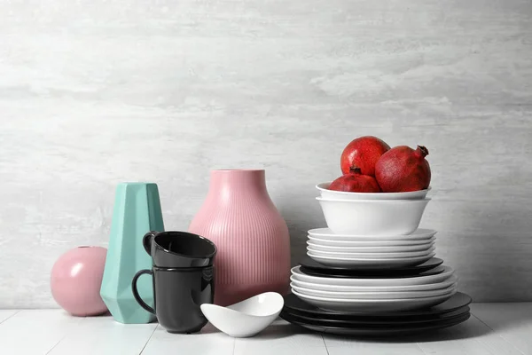 Yemek Vazo Açık Renkli Karşı Masada Kompozisyonu Öğesi — Stok fotoğraf