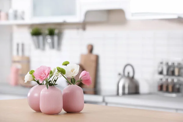 Vases Avec Belles Fleurs Sur Table Dans Intérieur Cuisine Espace — Photo