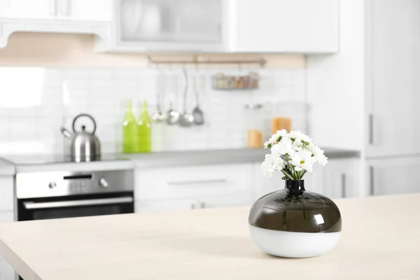 キッチン インテリアのテーブルに美しい花模様の花瓶 テキストのためのスペース — ストック写真