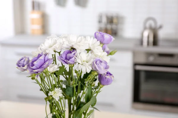 Vase Avec Belles Fleurs Dans Cuisine Intérieure — Photo