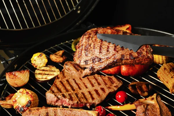 Pinzas Con Filete Carne Jugosa Fresca Sobre Parrilla Barbacoa —  Fotos de Stock