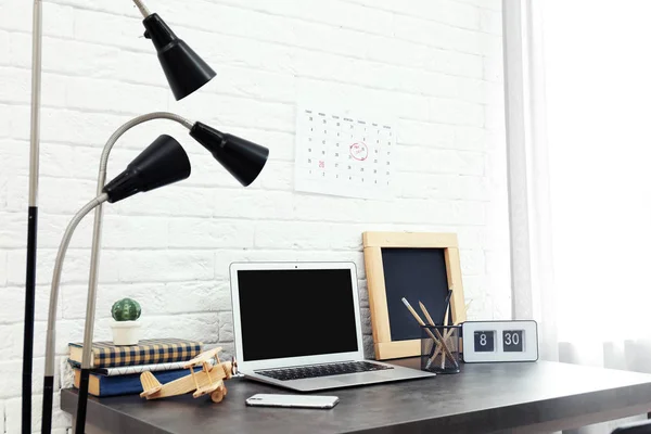 Elegante Lugar Trabajo Con Portátil Mesa Cerca Pared Ladrillo —  Fotos de Stock