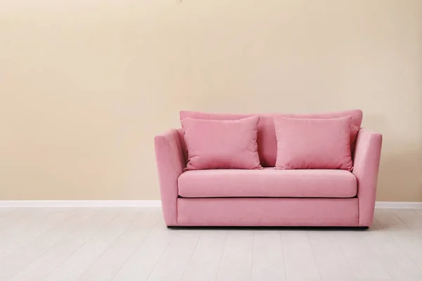 Ruangan Interior Dengan Sofa Yang Nyaman Dekat Dinding Warna Ruang — Stok Foto