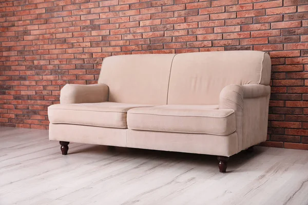 Interior Quarto Com Sofá Confortável Perto Parede Tijolo — Fotografia de Stock
