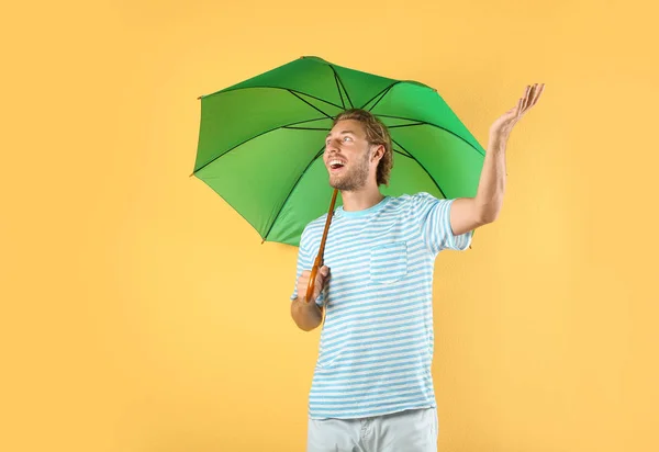 Hombre Con Paraguas Verde Sobre Fondo Color — Foto de Stock