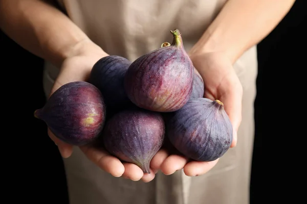 Vrouw Met Verse Rijpe Vijgen Zwarte Achtergrond — Stockfoto