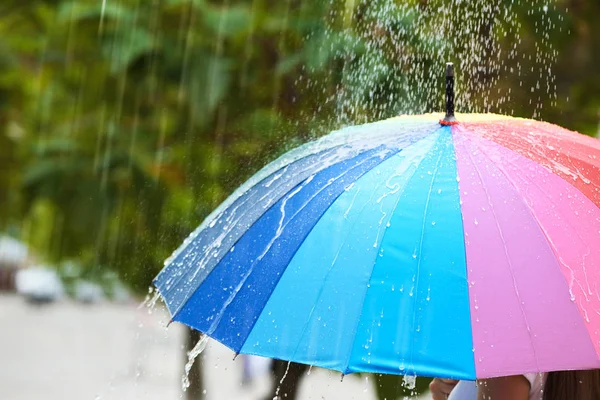 Pessoa Com Guarda Chuva Brilhante Sob Chuva Rua Close — Fotografia de Stock