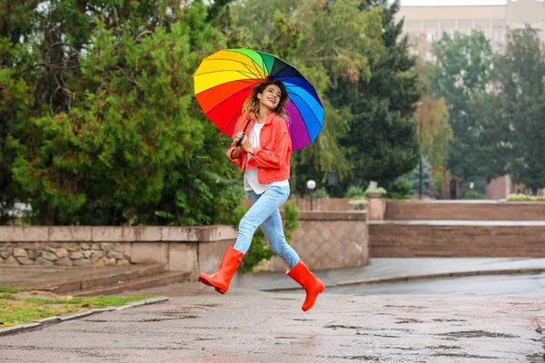 Joyeux Jeune Femme Avec Parapluie Lumineux Sous Pluie Extérieur — Photo