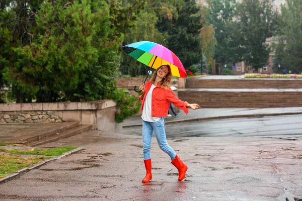 Glückliche Junge Frau Mit Hellem Regenschirm Freien — Stockfoto