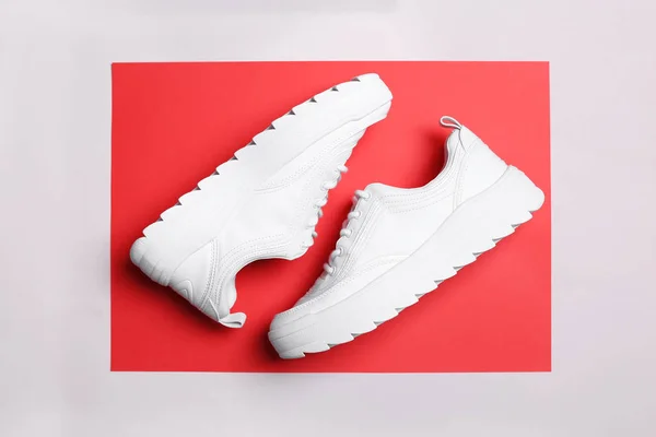 Paar Stijlvolle Sneakers Kleur Achtergrond Bovenaanzicht — Stockfoto