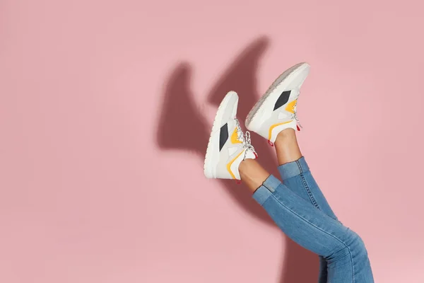 Renk Duvar Closeup Yakınındaki Şık Spor Ayakkabı Kadın Metin Için — Stok fotoğraf
