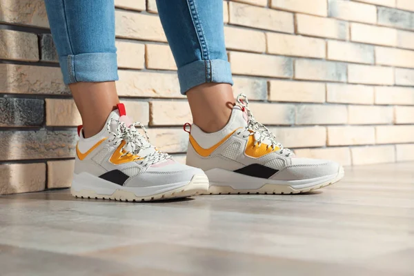 Mujer Zapatillas Deporte Con Estilo Cerca Pared Ladrillo Interiores Primer — Foto de Stock