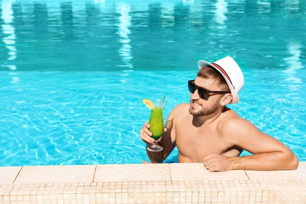 Giovane Uomo Barbuto Con Cocktail Rinfrescante Piscina Presso Resort Spazio — Foto Stock