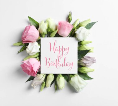 Eustoma çiçek ve açık renkli Happy Birthday tebrik ile kart düz yatıyordu kompozisyon