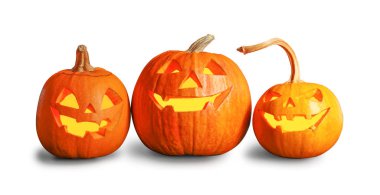 Beyaz arka planda Cadılar Bayramı balkabağı kafalı Jack fenerleri