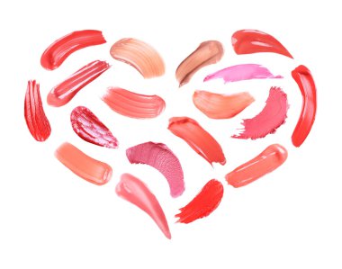 Beyaz arka plan üzerinde kalp şeklinde farklı makyaj ürün ile ayarla yaratıcı smear