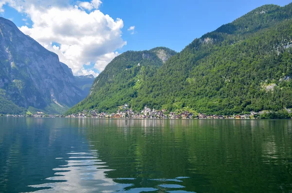 Ismarlayarak Dağlar Riverside Yakınındaki Küçük Tatil Beldesi — Stok fotoğraf