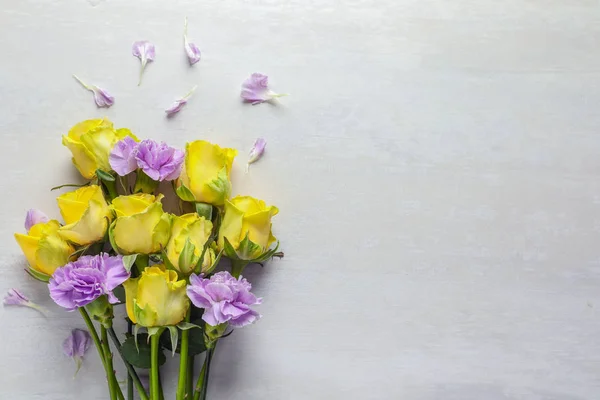 Composizione Laica Piatta Con Bellissimi Fiori Fiore Sfondo Chiaro — Foto Stock