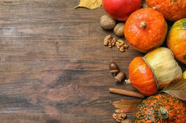 Ahşap arka plan, metin için yer ile düz yatıyordu kompozisyon üzerinde farklı balkabağı. Sonbahar tatil