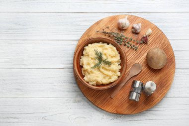 Patates püresi ve ahşap arka plan üzerinde metin için yer düz yatıyordu kompozisyonu