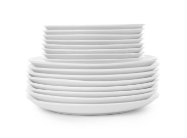 Beyaz arka plan üzerinde temiz tabak yığını. Bulaşıkları yıkama