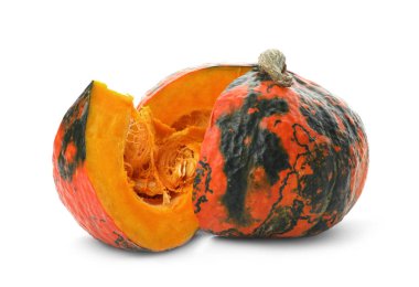 Taze çiğ kabak üzerine beyaz izole dilimlenmiş