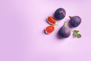 Açık renkli, üstten görünüm üzerinde taze olgun incir. Metin için yer
