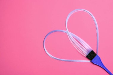 Parlak saç, fırça ve renk arka plan üzerinde metin için yer düz yatıyordu kompozisyonu