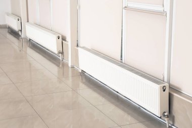 Kapalı windows karşı radyatörler Isıtma ile boş geniş oda