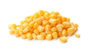 Lezzetli olgun mısır taneleri beyaz arka plan üzerinde