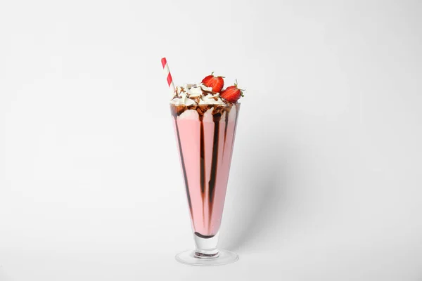 Glas Välsmakande Milkshake Vit Bakgrund — Stockfoto