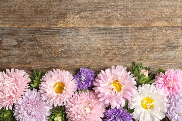 Gyönyörű Aster Virágok Fából Készült Háttér Szöveg Adható Lapos Feküdt — Stock Fotó