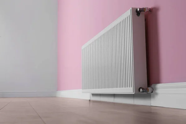 Современный Радиатор Цветной Стене Помещении Система Центрального Отопления — стоковое фото