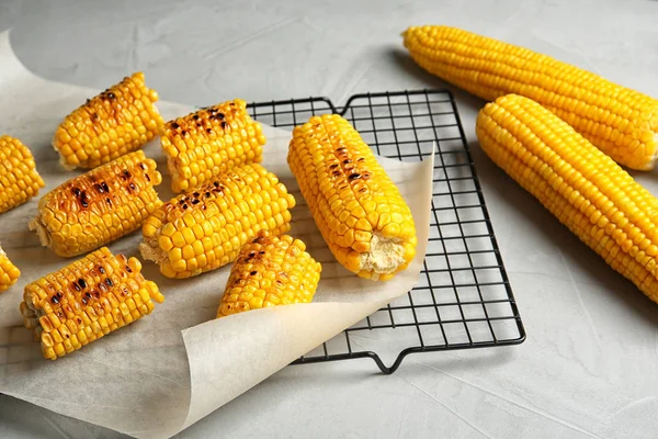 Cooling Rack Grilled Corn Cobs Light Background — Stock Photo, Image