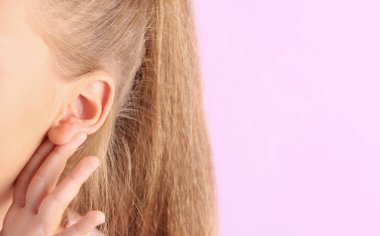 Sağlıklı gıda ve beyaz arka plan üzerinde sırt çantası ile kız öğrenci