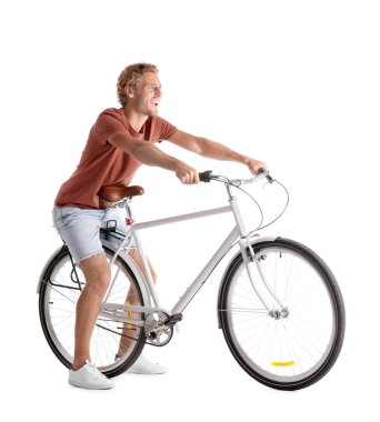 Yakışıklı genç binicilik bisiklet beyaz arka plan üzerinde